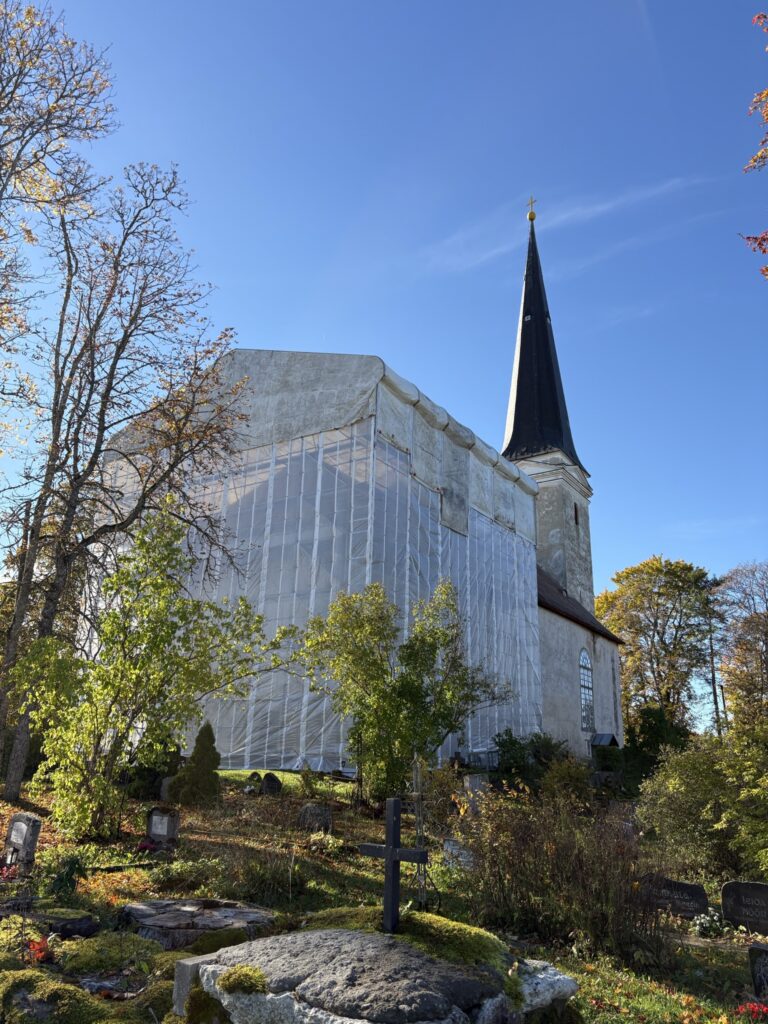 Lääne-Nigula kirik kaetuna katusetööde ajal
