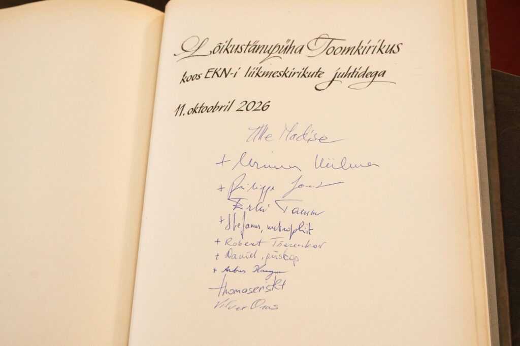 Sissekanne toomkoguduse külalisteraamatus