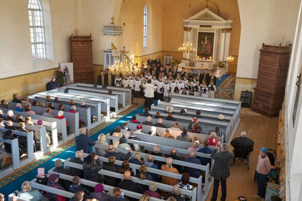 Rahvast täis Sangaste kirik kontsertjumalateenistusel