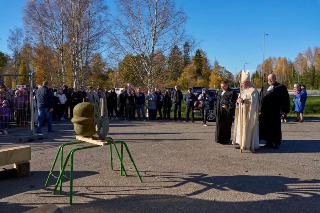 Rahvas kirikuõuel tornikuke juures