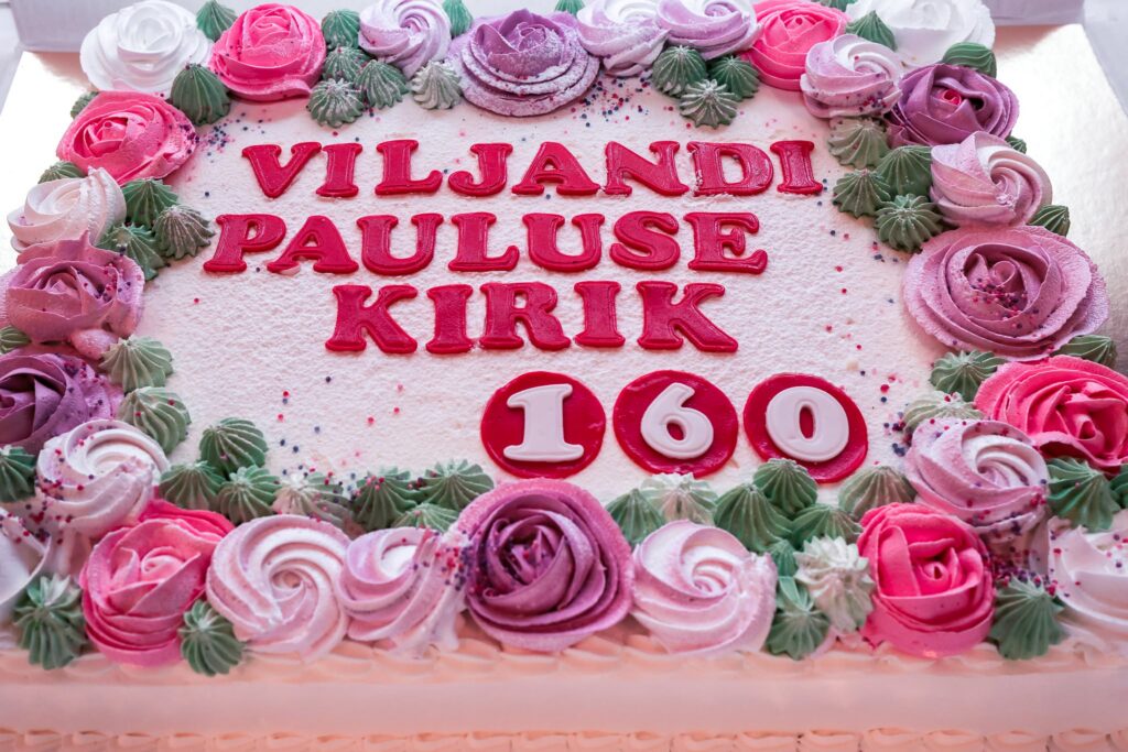 Tort kirjaga Viljandi Pauluse kirik 160