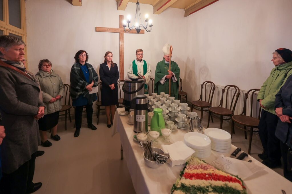 Piiskop Marko Tiitus kiriku väikeses saalis koguduseliikmete keskel